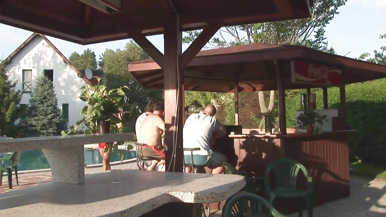 Fodendo a bunda ao ar livre para a ruiva tesuda