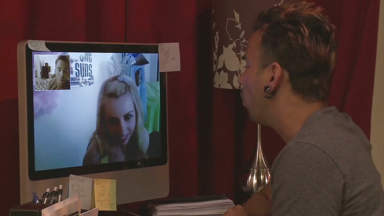 온라인에서 만난 남자와 섹스하는 18살 Lexi Belle