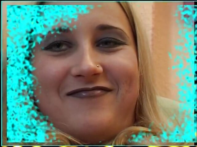 Blond suka wypełnia swoją cipkę dużym ogórkiem na castingu