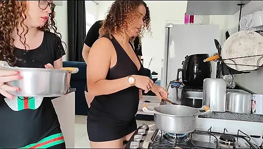 TAM KARıM ÖĞLE YEMEĞI YAPARKEN BIZI ZIYARETE GELEN ARKADAŞLARıYLA SEKS YAPTıM