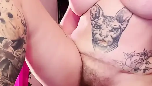 Büyük dildo beni esnetiyor