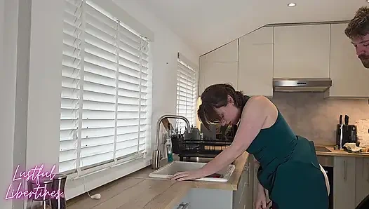 Creampie für meine haarige reife stiefmutter. Betrügende MILFs sind unwiderstehlich