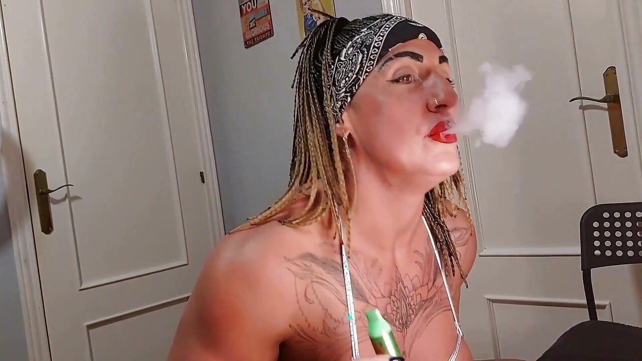 Fumando y comiendo la polla del bastardo vicioso