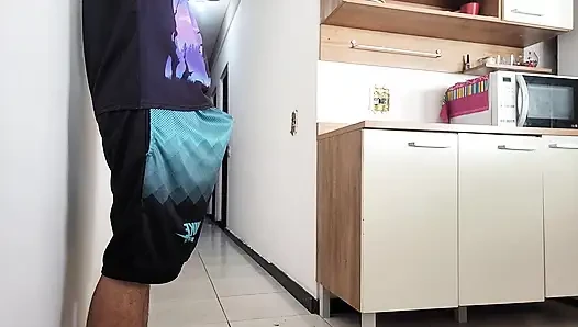 Kocamın arkadaşıyla riskli seks, ereksiyon olmuş yarağını görmeden duramadım!