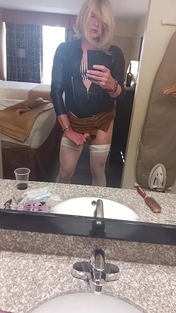 Madisongurl loves to get stimulates before her male friends come over