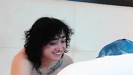 Süper seksi minyon dövmeli genç kız yarak emiyor - derleme 3