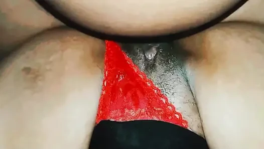 MILF kam mit den Fingern, während ein Baumstamm rein und aus dem Hintern ging