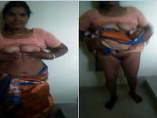 Indina desi telugu 阿姨展示她的胸部和阴户