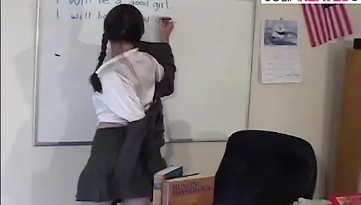 Ateşli kız sıkı amını parmaklarken heyecan içinde inliyor