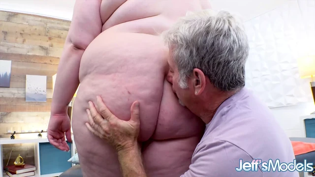 Fleshy BBW Lacie Smith Lets The Masseur Toy Her Pussy
