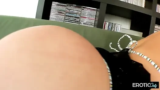 Brunette di kerah mengambil beberapa hardcore