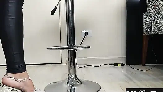 Kiffa bugün ofiste çalışıyor.