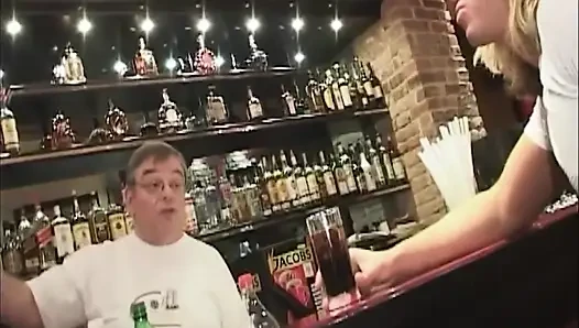 Sarışın derin anal seks yapıyor ve içine boşalıyor