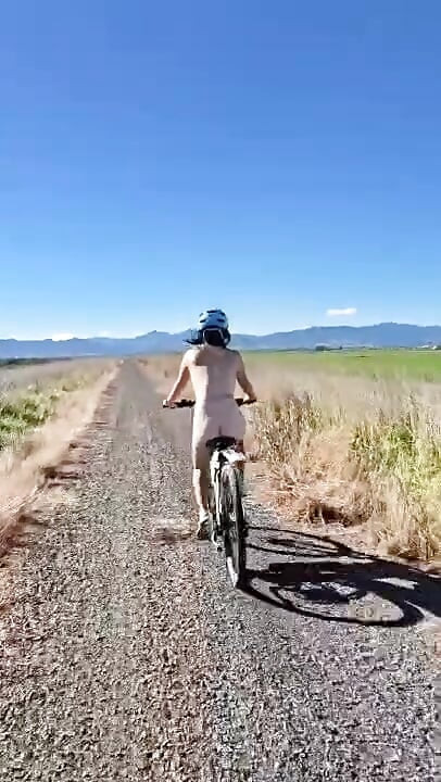 Misstaiwan riding in public with her nude body