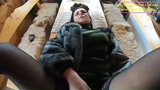 Pov menggoda sambil ngomong jorok. Cewek sange ini lagi asik muasin memeknya sendirian sampai muasin memeknya dengan intens