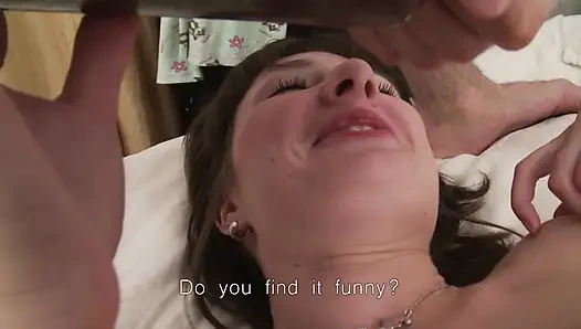 Stiefmutter lutscht schwanz und nimmt sperma in den mund