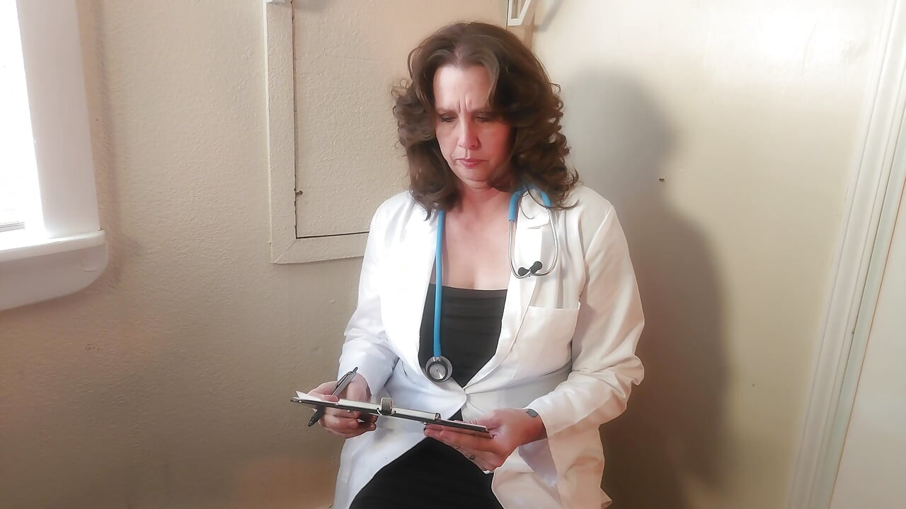 Full Scene! a Sexy Mature MILF Doctor Examines a Young Man and His Curved Cock