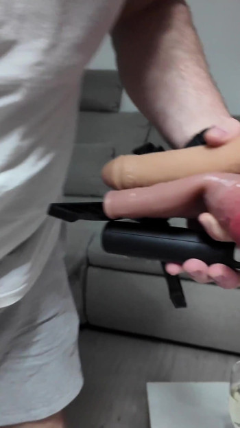 Minha madrasta está traindo o marido comigo ... ele quase nos pegou fazendo sexo. | Clipe 3