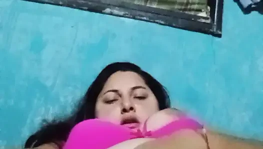 Büyük memeli tombul latin zengin ıslak amcığını çiğniyor