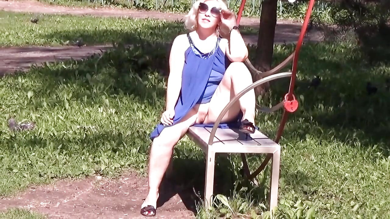Sexy Lady No Panties - Flashing Pussy on Walk