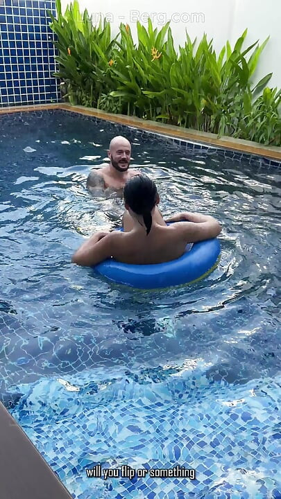 Día En La Piscina: Esposa Tetona Divirtiéndose Con Su Amante Tetas Grandes, Sol Y Gran Polla
