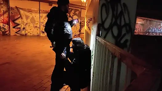 Hure degradiert im parkhaus