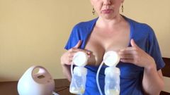 O mamă sexy primitoare arată cum să pompezi lapte de pe ambele țâțe