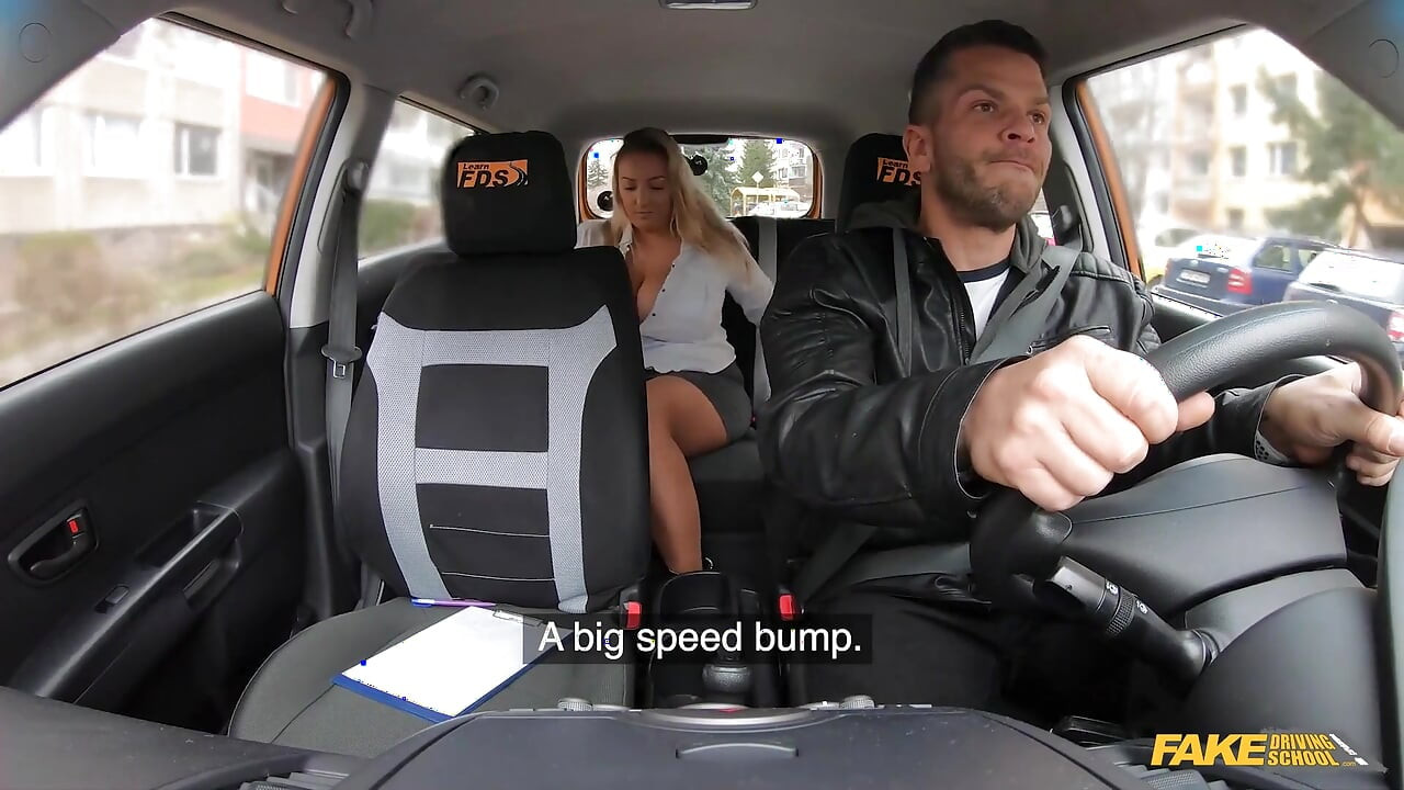 Fake Driving School - Crystal Swift mostra seus peitos para obter uma licença