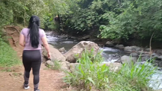 TEIL EINS: Sie bringen mich zum Fluss und sie bringen mich zum Saugen und ES KOMMT MIR INS GESICHT. Ich liebe die Natur