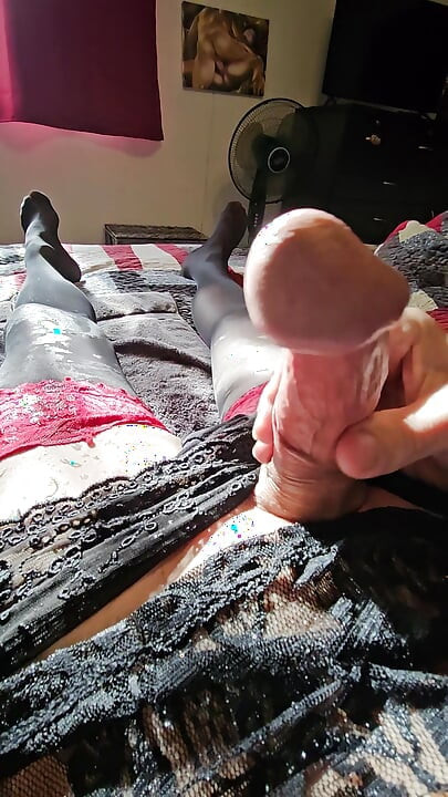 Femtip u mojim najlonkama piša po njima Donoseći tu gljivastu osovinu u mokru gustu spermu