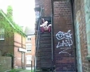 Masturbation et orgasme sur un escalier public