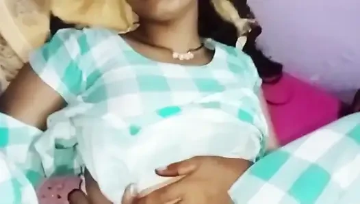 Sevimli Hintli desi yenge net Hintçe ses kaydıyla üvey kız kardeşinin önünde derver ve sert sikişiyor