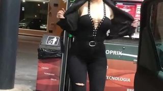 Sexy Tanz an der Tankstelle