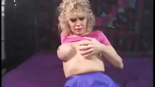 Seks basah liar dengan kecantikan dewasa berakhir dengan facial