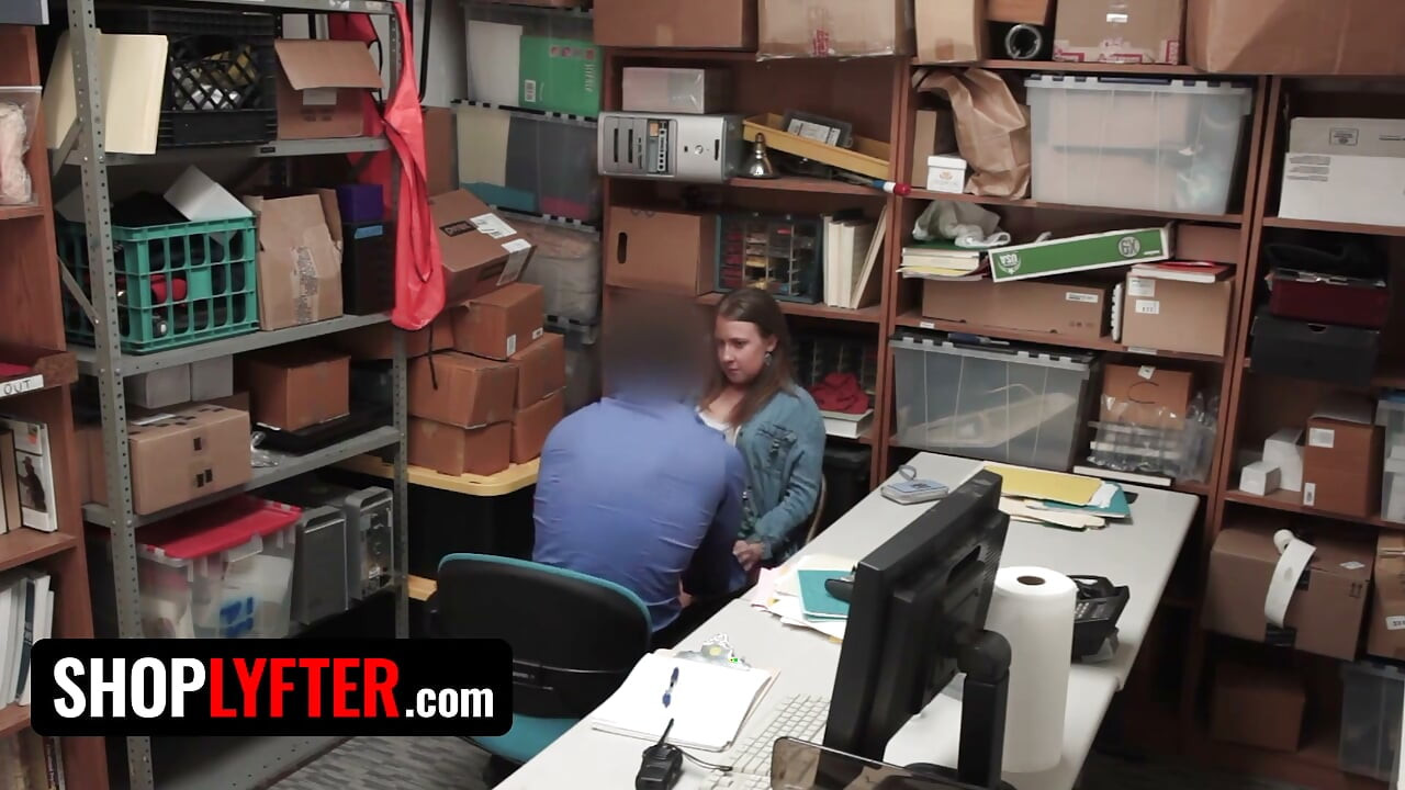 Shoplyfter - สาวน้อยน่ารัก Brooke Bliss โน้มตัวลงบนโต๊ะของเจ้าหน้าที่และแยกขา