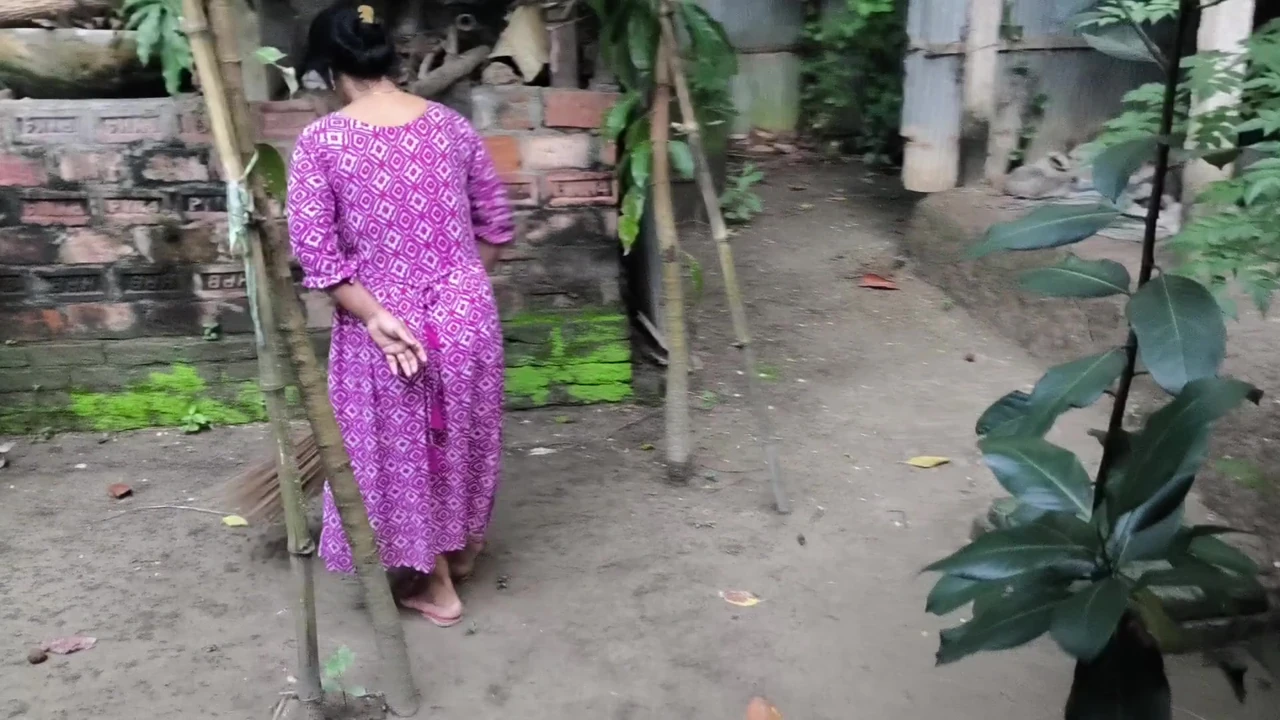 I see my aunty cleaning the yard, I hugged her and started fucking