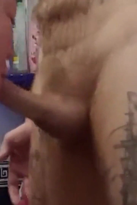 Moja teściowa umyła mojego penisa, a następnie zrobiła głębokie obciąganie i dostała spermę w ustach