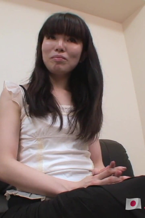 Skinny Japanese MILF wants to please cock