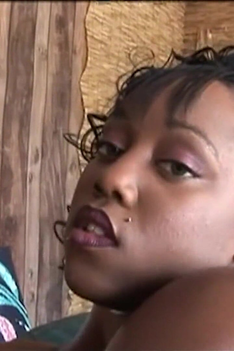 Czarny tłusty w żółtym bikini grzesznie Thicc uwielbia brać kutas głęboko w swoim wyrwie