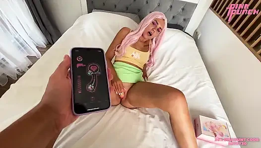 Bak, beni orgazma ulaştırabilecek yeni bir oyuncağım var - pembe yumruk