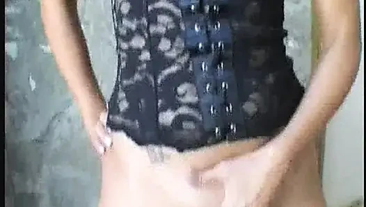 Aksi hot lesbian tante seksi rambut pirang yang lagi asik muasin memeknya pakai kaca di luar ruangan