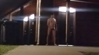 X-hib ryck naken vid parkering wc 2020