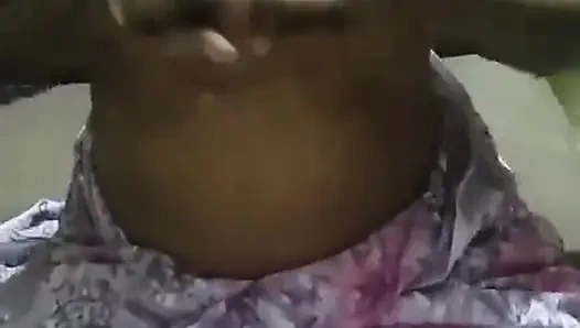 Tante tamil india lagi asik fingering memeknya