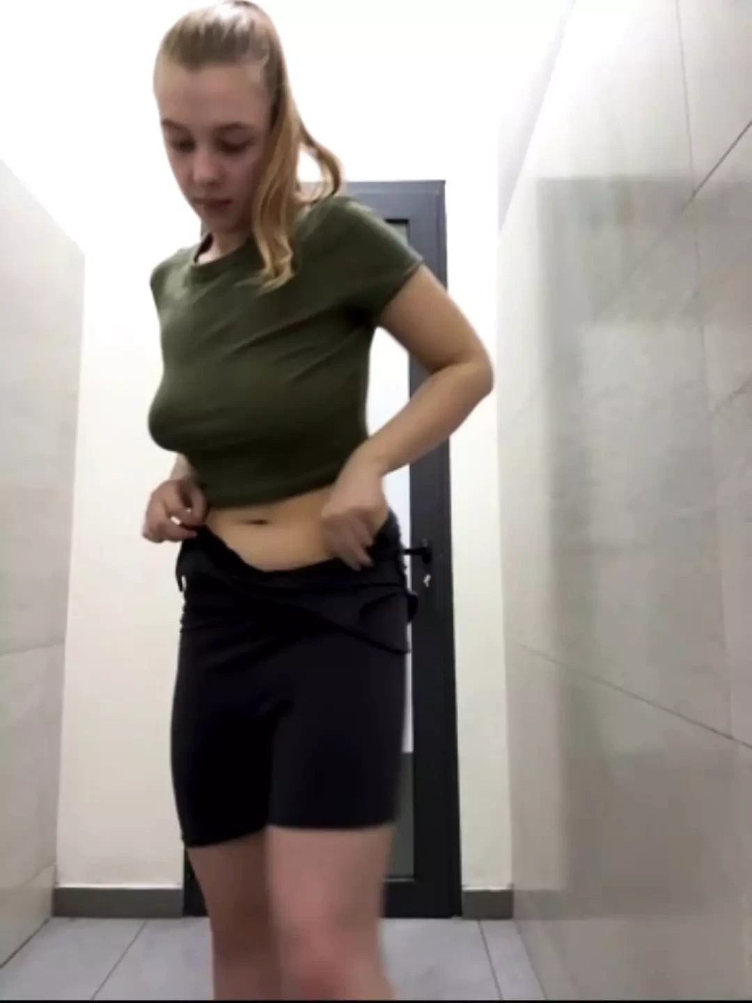 Sexo extremo en el gimnasio. Correrse mucho