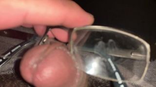 Des lunettes sur la bite