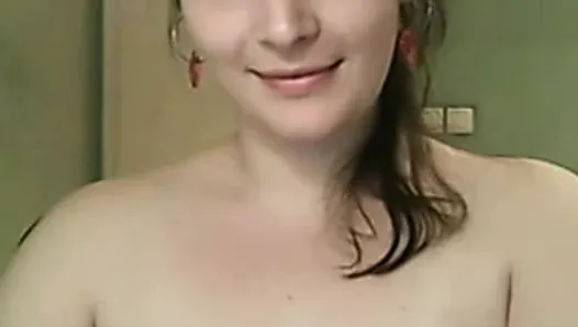 Une petite amie salope masturbe sa chatte poilue devant sa webcam