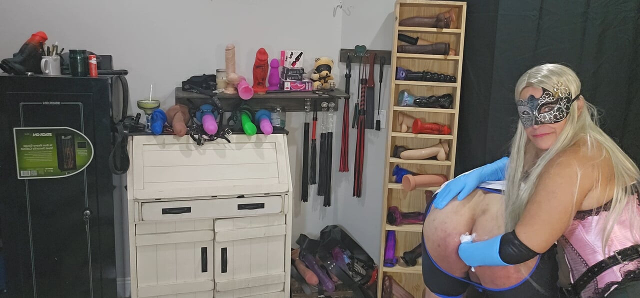 ΞΑΝΘΙΆ ΜΕ ΤΟ ΧΈΡΙ ΚΑΙ ΓΑΜΆΕΙ ΤΟΝ ΚΏΛΟ ΜΙΑΣ ΣΚΛΆΒΑΣ