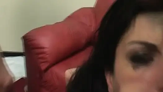 Tante seksi rambut cokelat ini lagi asik fingering memek bebasnya sampai orgasme bergetar