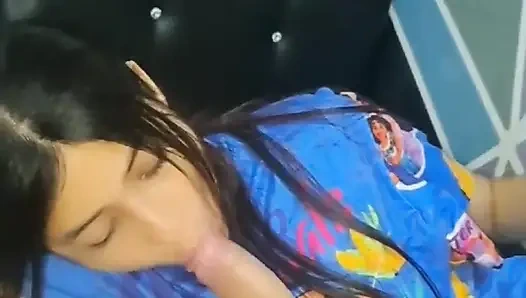 Bir sabah İngilizce öğretmeninin üvey kızıyla evimde kalıyor ve onu yarağımı emmek için uyandırıyorum