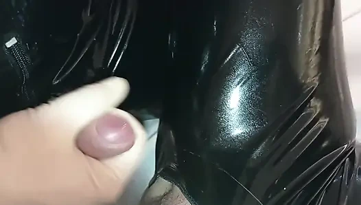 Раб, Весь В Латексе, Должен Был Хорошо Заботиться Обо Мне, Пока Не Произошёл Мой Оргазм И Не Кончил. 3 Угол